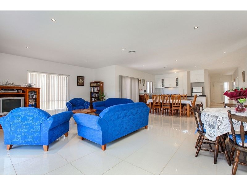 40 Arnolds Creek Boulevard, Melton West VIC 3337