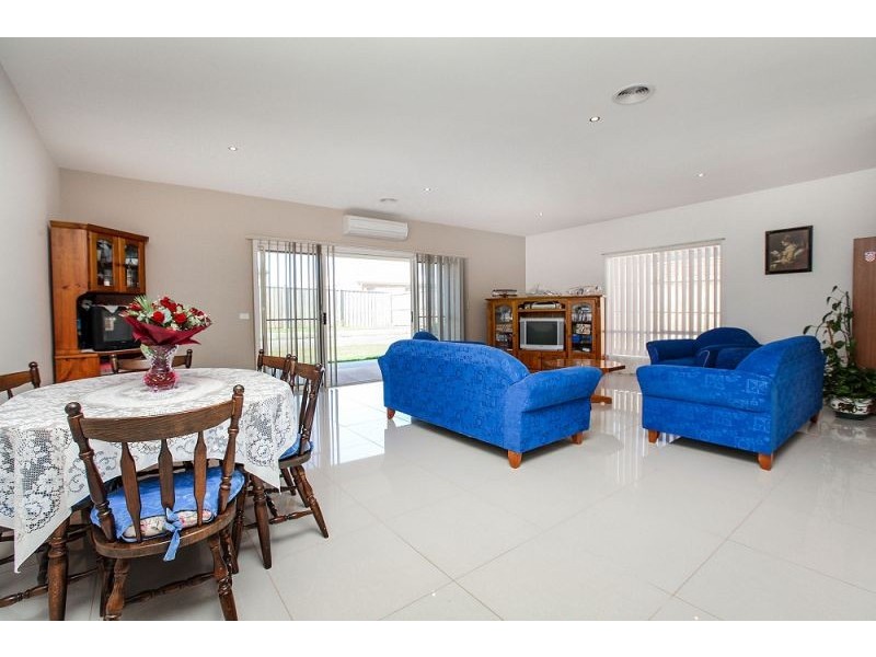 40 Arnolds Creek Boulevard, Melton West VIC 3337