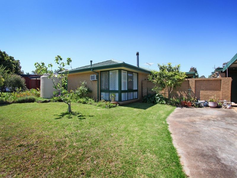 8 Windsor Place, Melton West VIC 3337