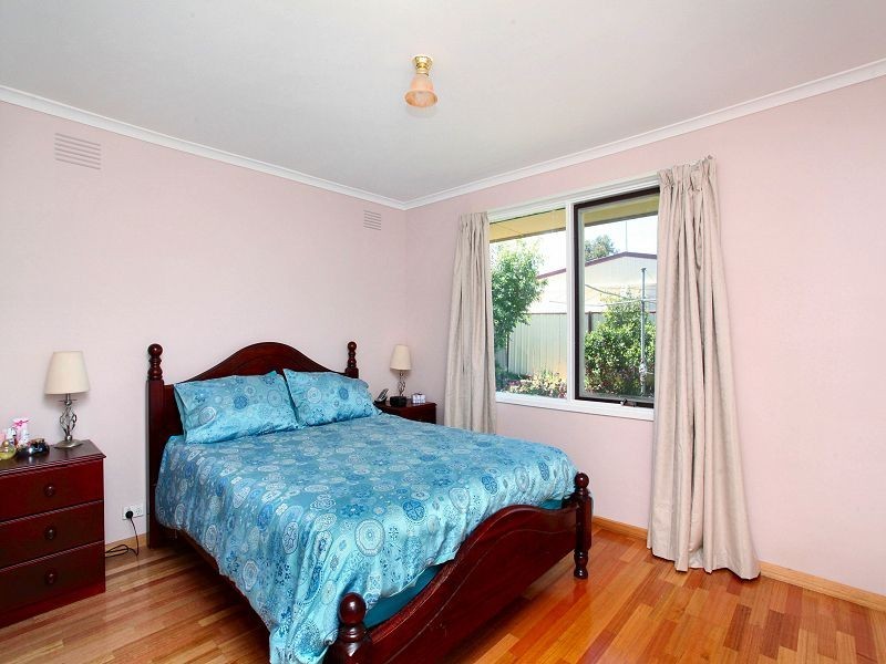 8 Windsor Place, Melton West VIC 3337