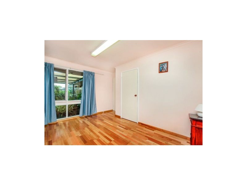 8 Windsor Place, Melton West VIC 3337