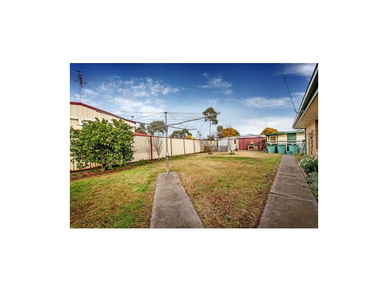 8 Windsor Place, Melton West VIC 3337