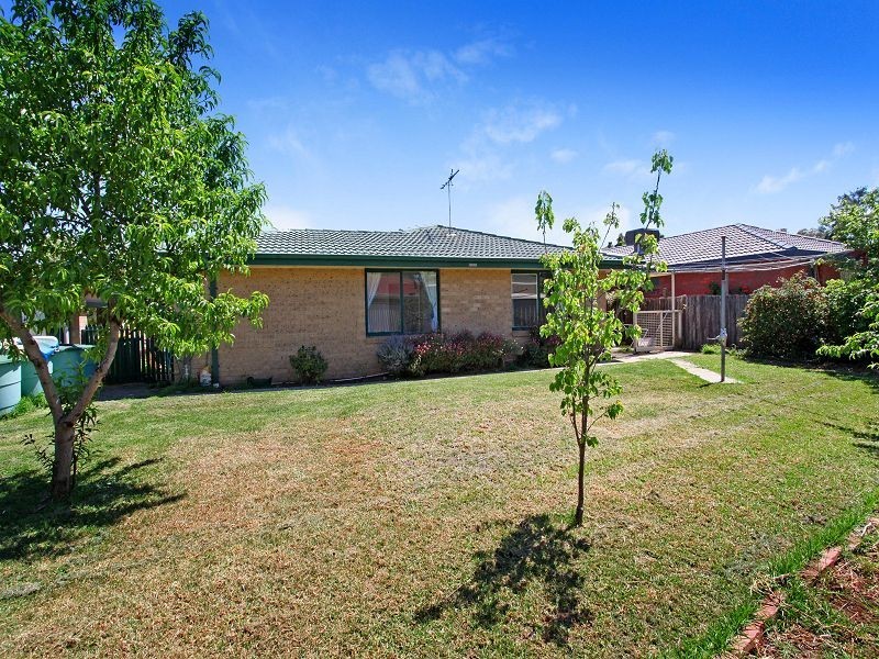 8 Windsor Place, Melton West VIC 3337
