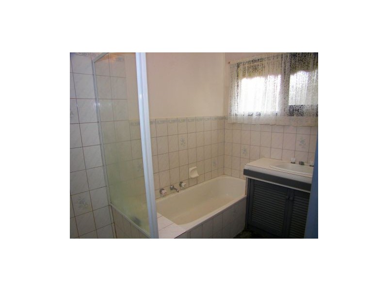 5 Empress Way, Melton West VIC 3337