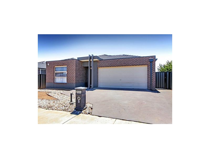 5 Wattlebark Place, Melton VIC 3337