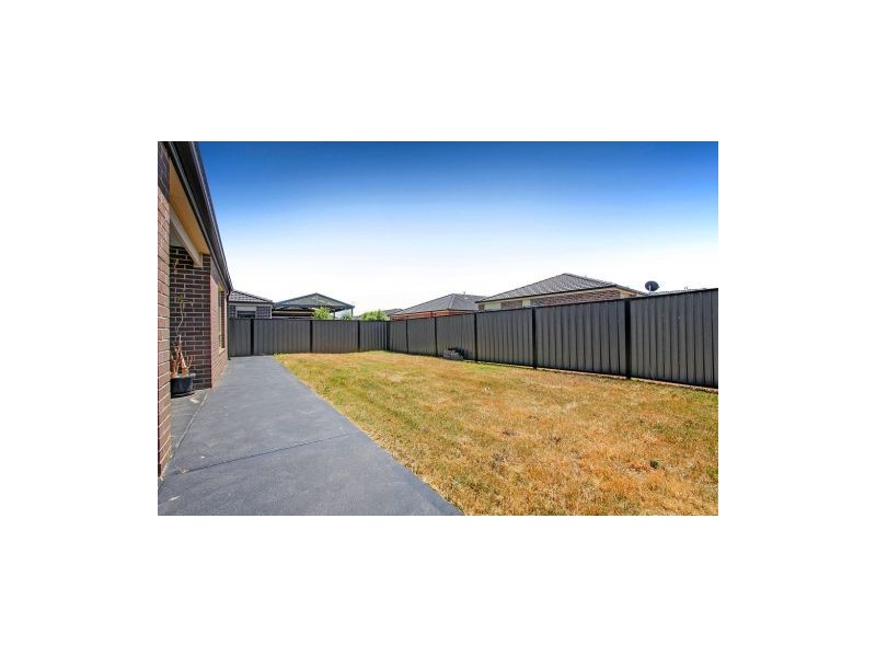 5 Wattlebark Place, Melton VIC 3337