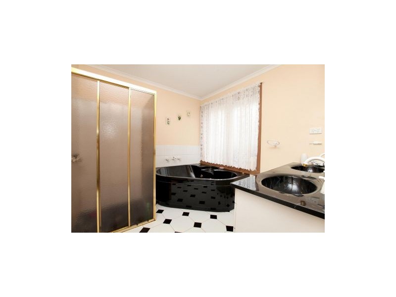 7 Silber Court, Melton West VIC 3337