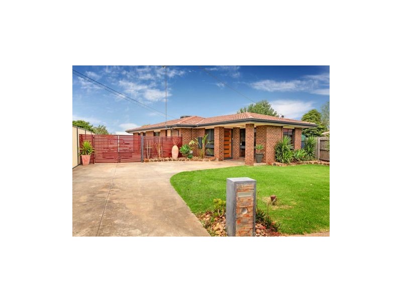 10 Clowes Street, Melton South VIC 3338