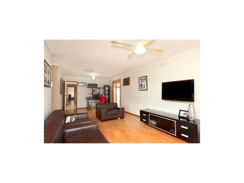 10 Clowes Street, Melton South VIC 3338