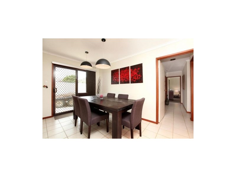 10 Clowes Street, Melton South VIC 3338