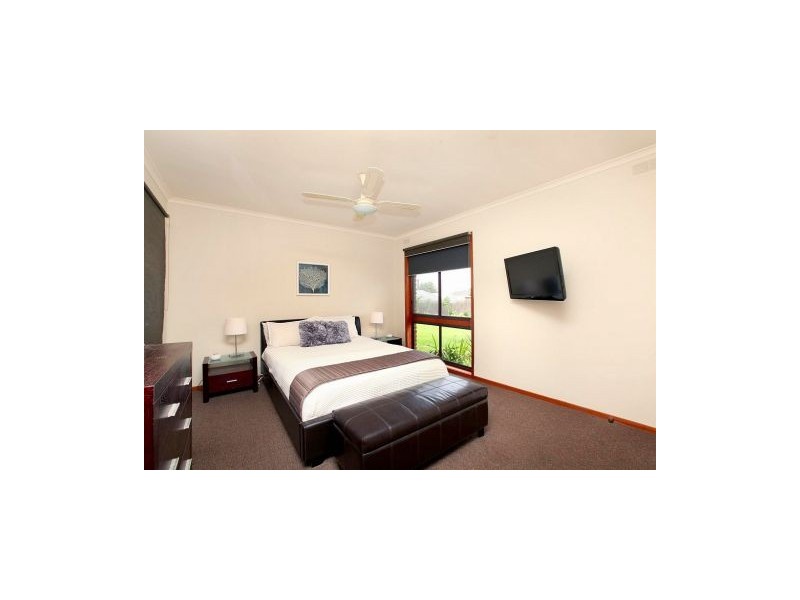 10 Clowes Street, Melton South VIC 3338