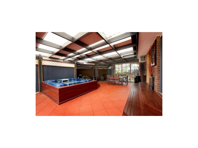 10 Clowes Street, Melton South VIC 3338