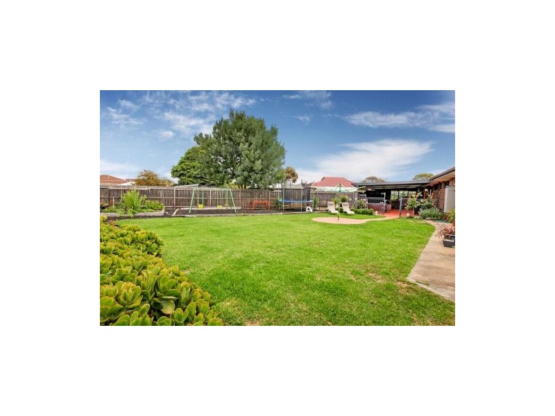 10 Clowes Street, Melton South VIC 3338