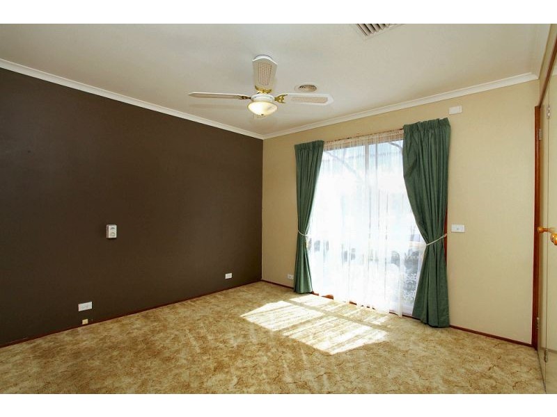 1/1 Reserve Road West, Melton VIC 3337