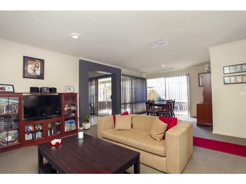 44 Roslyn Park Drive, Melton West VIC 3337