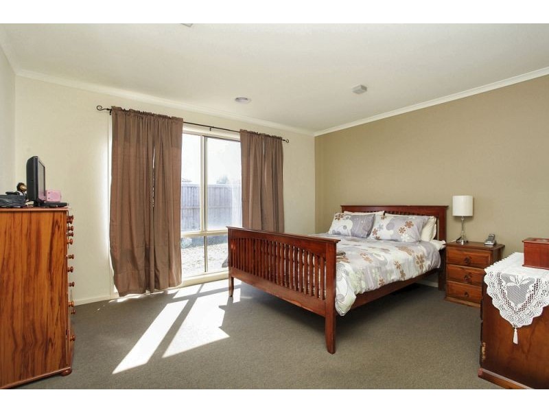 44 Roslyn Park Drive, Melton West VIC 3337