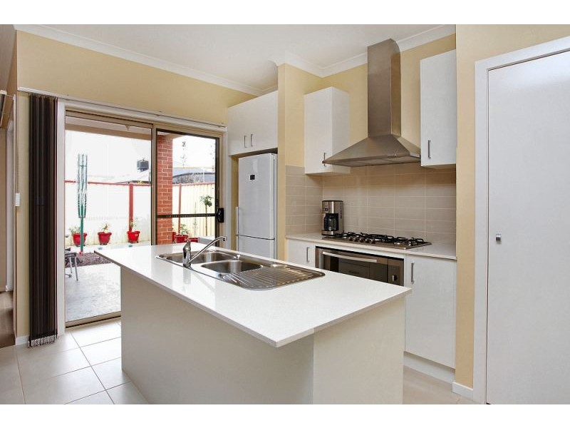 1/14 Pangbourne Avenue, Melton West VIC 3337