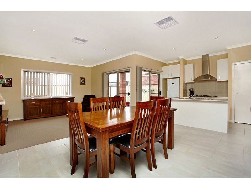 1/14 Pangbourne Avenue, Melton West VIC 3337