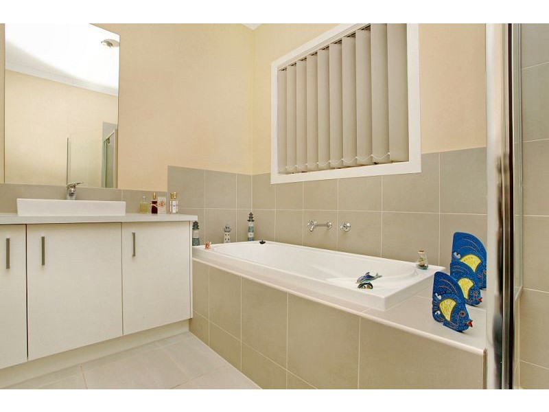 1/14 Pangbourne Avenue, Melton West VIC 3337