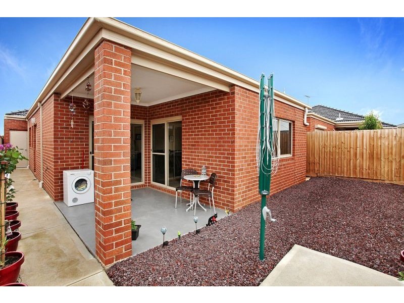 1/14 Pangbourne Avenue, Melton West VIC 3337