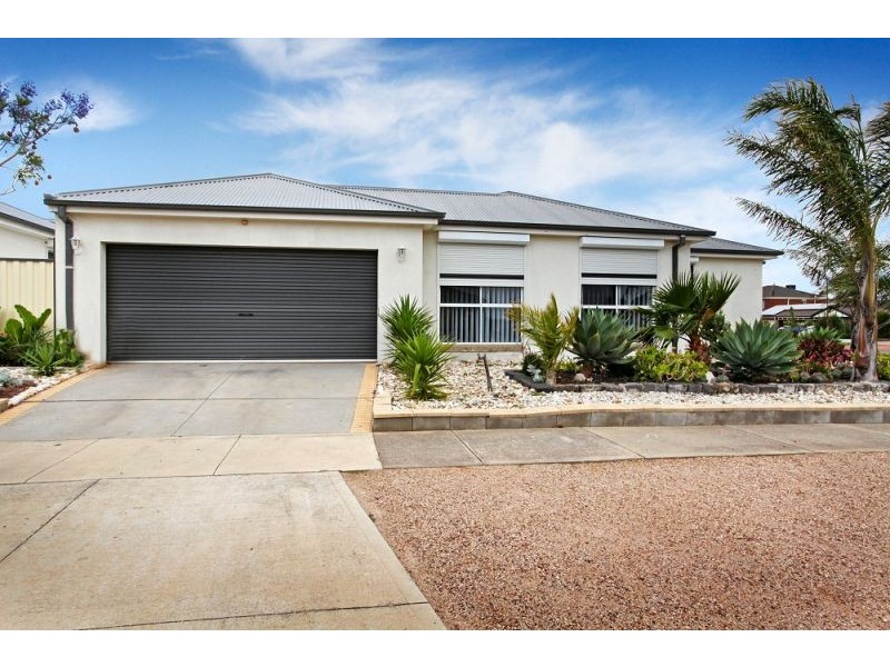 2 Scarborough Crescent, Melton West VIC 3337