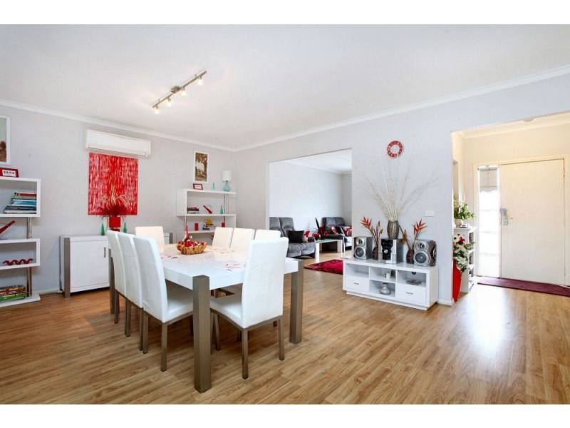 2 Scarborough Crescent, Melton West VIC 3337