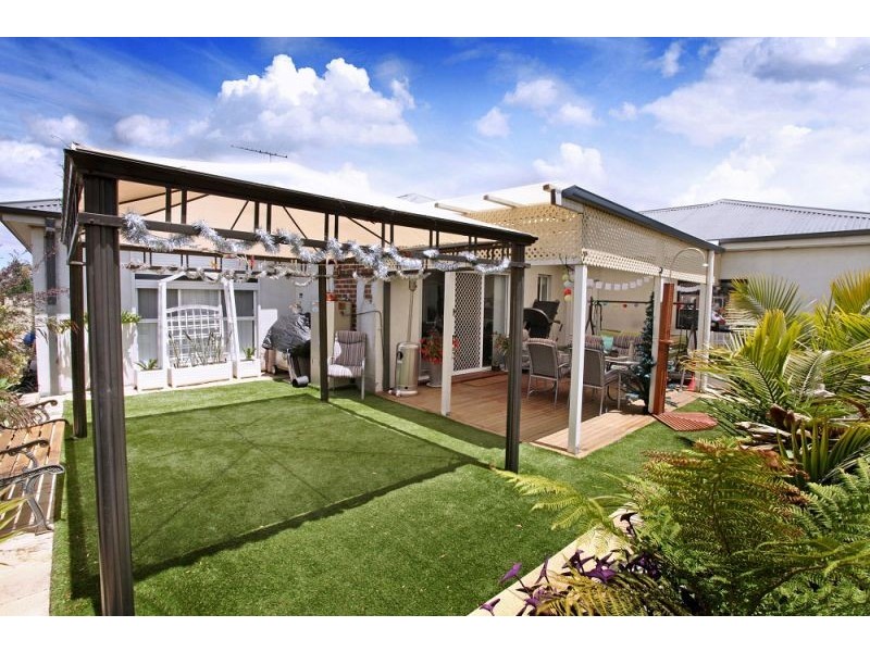 2 Scarborough Crescent, Melton West VIC 3337