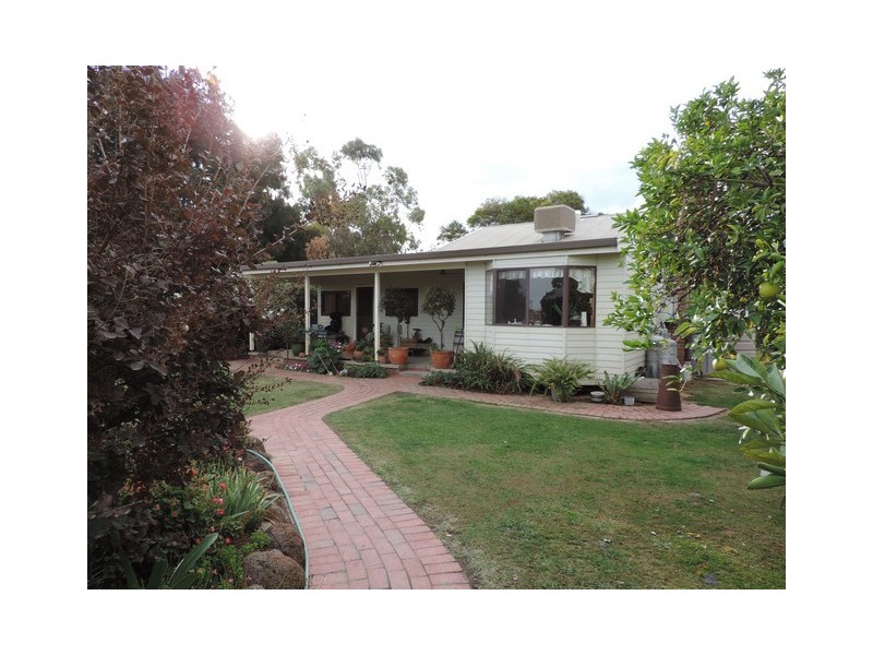 8 Thompsons Weir Road, Leitchville VIC 3567