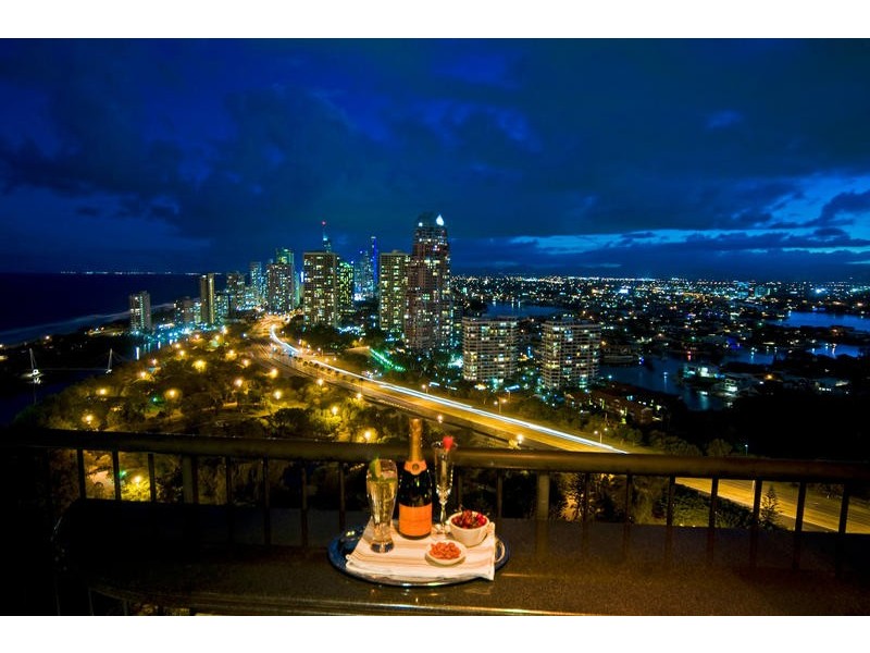 24 Breaker Street, Main Beach QLD 4217