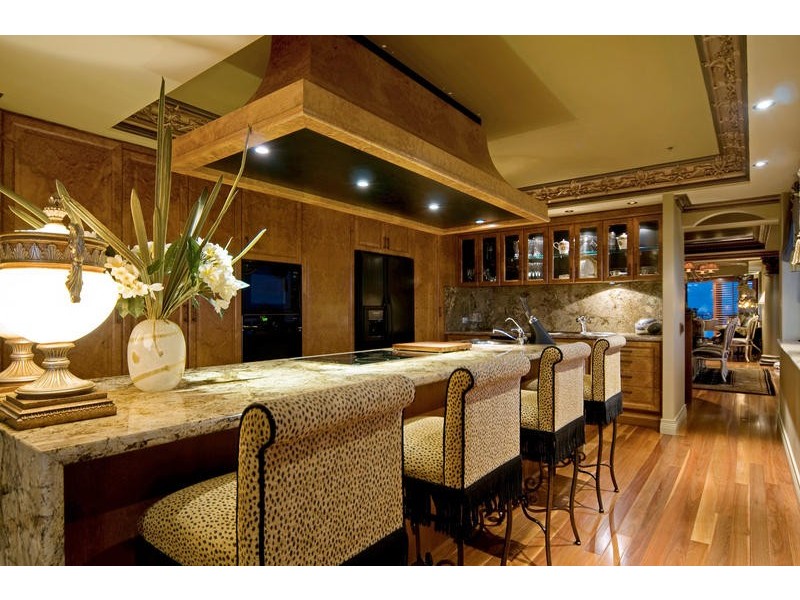 24 Breaker Street, Main Beach QLD 4217