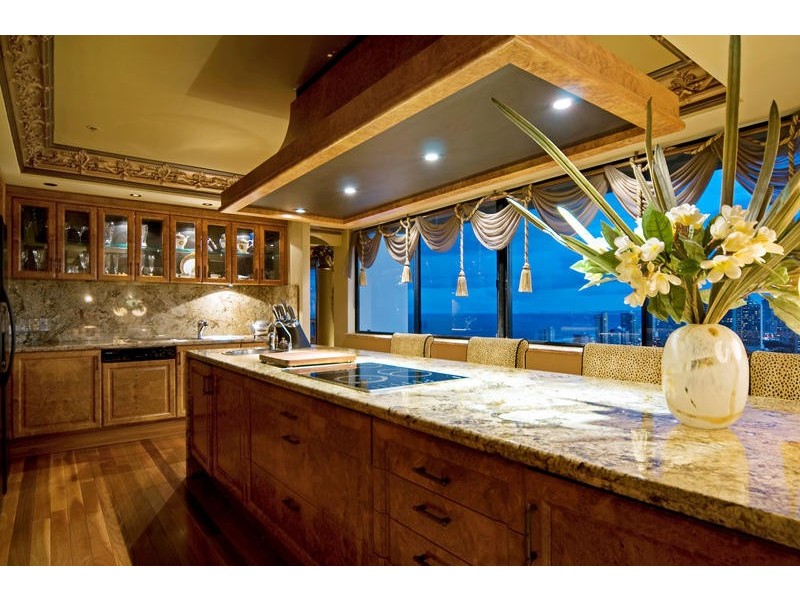 24 Breaker Street, Main Beach QLD 4217