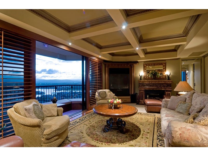 24 Breaker Street, Main Beach QLD 4217