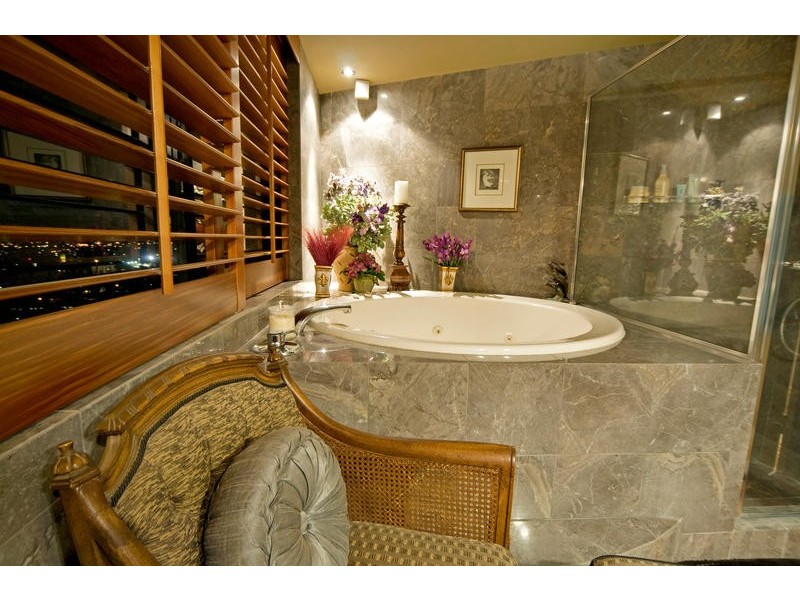 24 Breaker Street, Main Beach QLD 4217