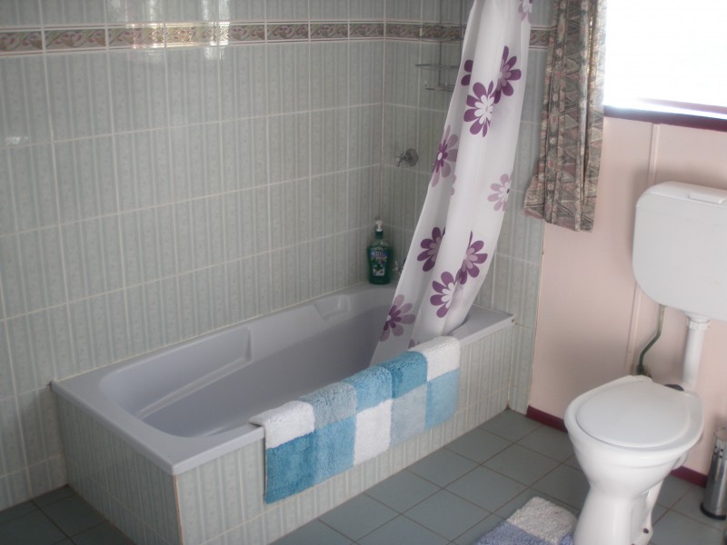 10 SHOWGROUNDS RD, Mount Morgan QLD 4714