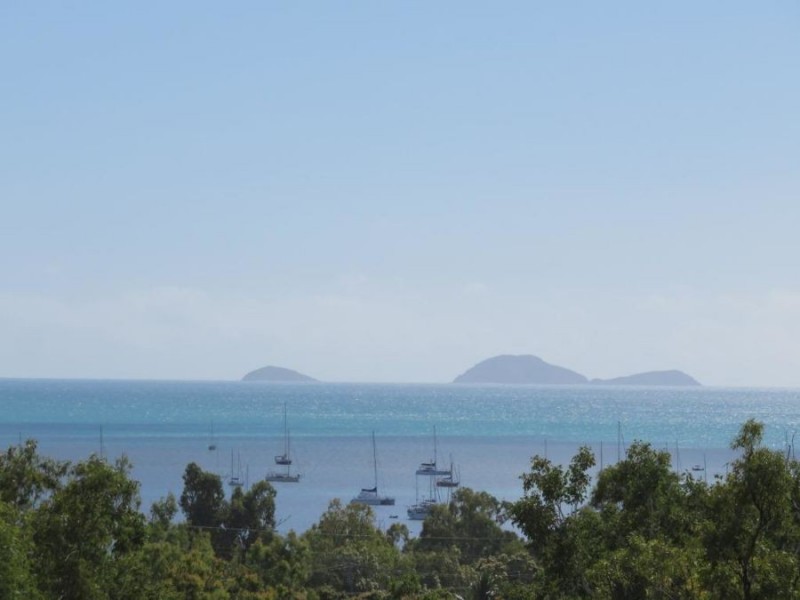 UNIT 4 REEFSIDE 12 ESHEBLY DRIVE, Cannonvale QLD 4802