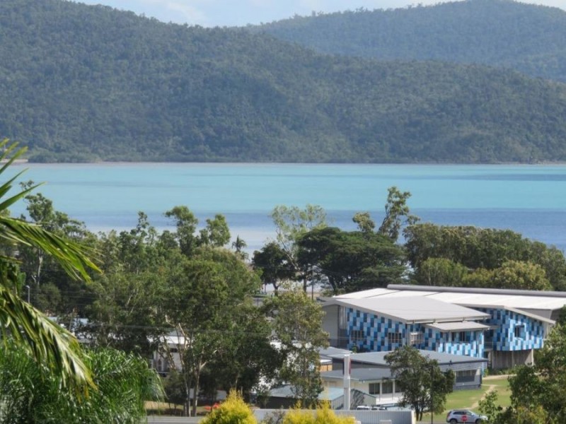 UNIT 4 REEFSIDE 12 ESHEBLY DRIVE, Cannonvale QLD 4802