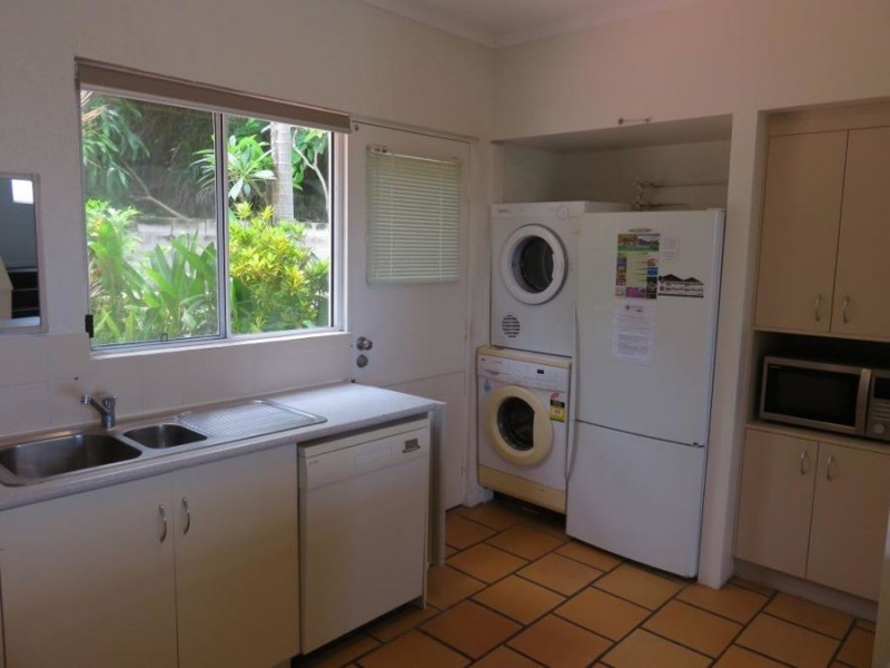 UNIT 9 REEFSIDE VILLAS 8-12 ESHELBY DRIVE, Cannonvale QLD 4802