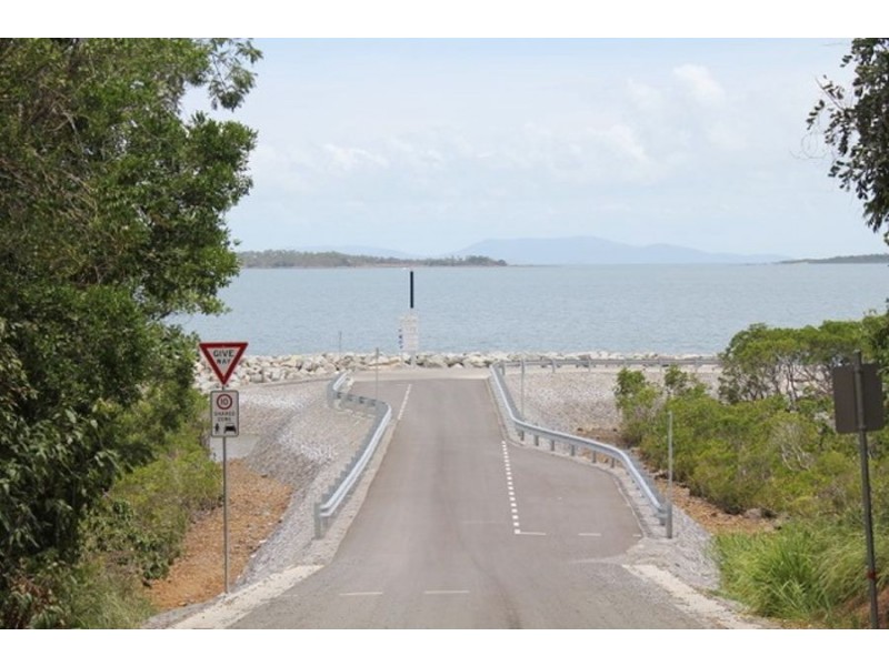13 HIGH ST, St Helens Beach QLD 4798