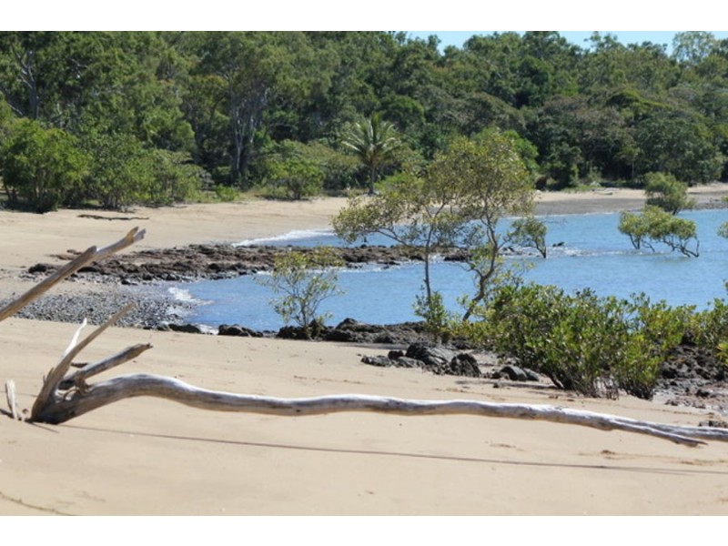 13 HIGH ST, St Helens Beach QLD 4798