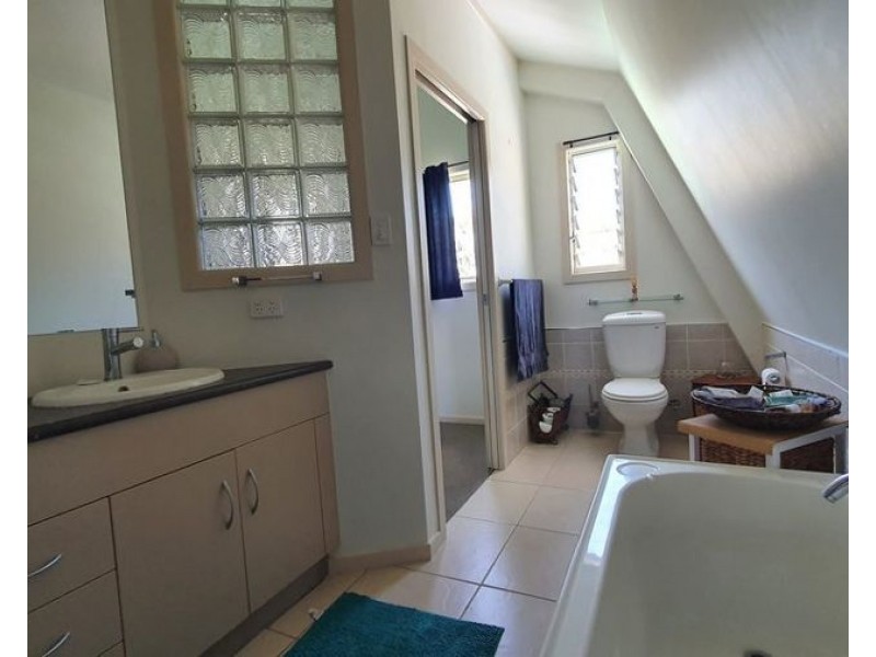 18 CARLISLE CRESCENT, Bloomsbury QLD 4799