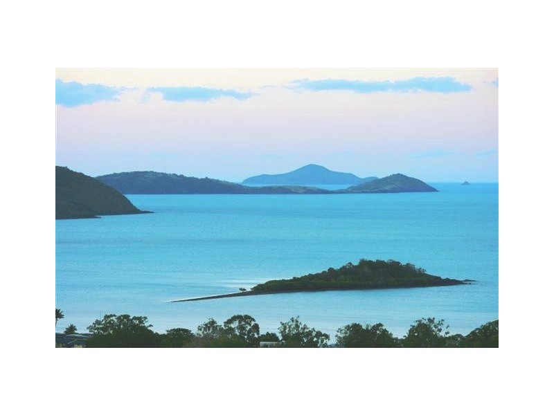 2 REEFSIDE VILLAS 12 ESHELBY DRIVE, Cannonvale QLD 4802