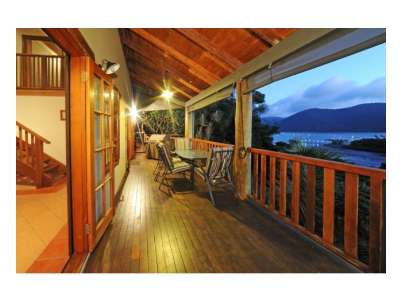 6 HARBOUR AVE, Shute Harbour QLD 4802