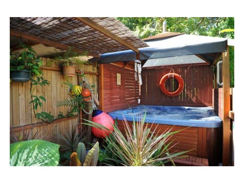 6 HARBOUR AVE, Shute Harbour QLD 4802
