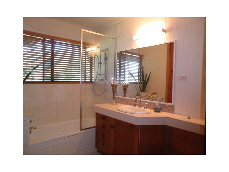 4 HARBOUR AVE, Shute Harbour QLD 4802