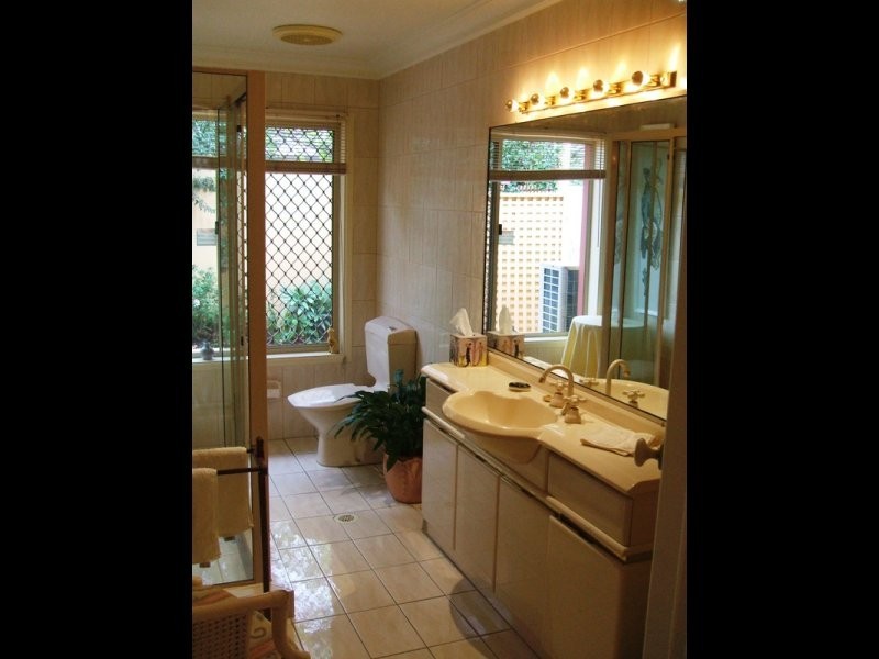 99 Amalfi Drive, Isle Of Capri QLD 4217