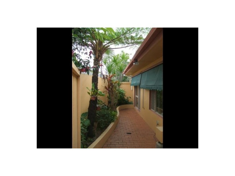 99 Amalfi Drive, Isle Of Capri QLD 4217