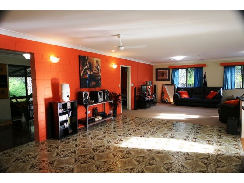 293 Ocean Parade, Balgal Beach QLD 4816