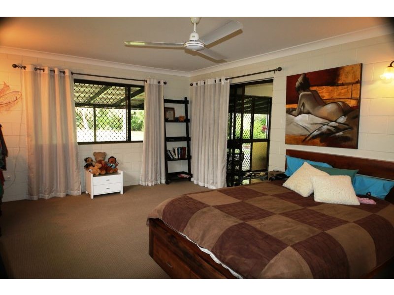 293 Ocean Parade, Balgal Beach QLD 4816