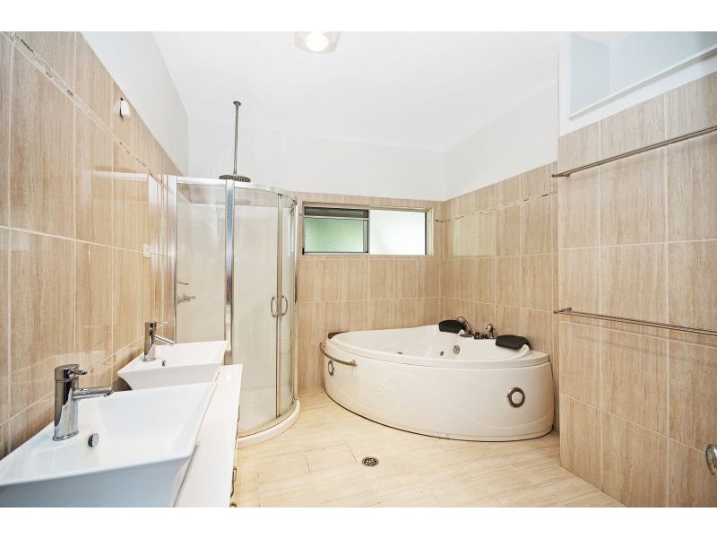 8 Anamari Court, Bushland Beach QLD 4818