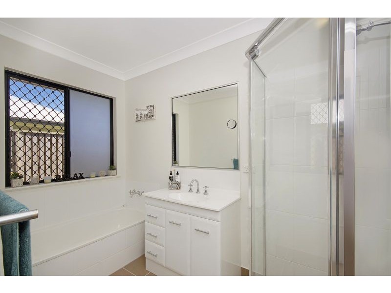 20 Hillock Crescent, Bushland Beach QLD 4818